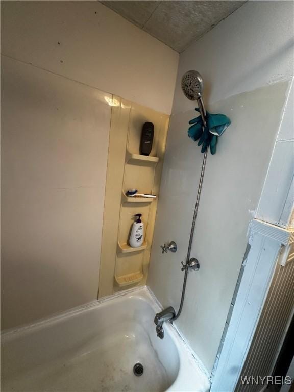 bathroom with tub / shower combination