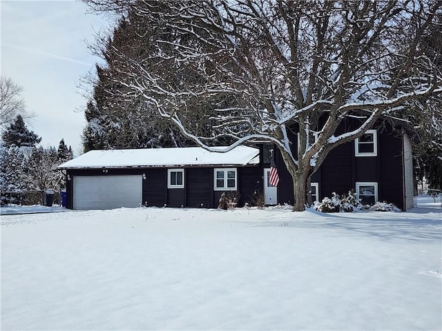 view of front facade featuring a garage