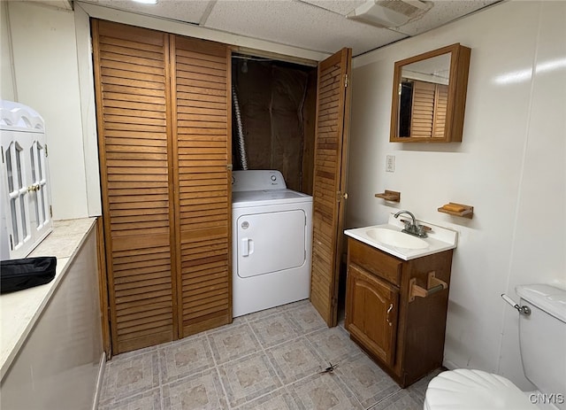 clothes washing area with washer / clothes dryer and sink