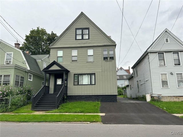 view of front of property featuring a front lawn