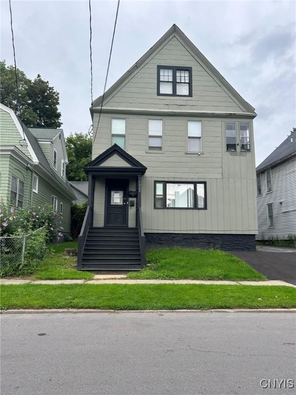 view of front facade with a front lawn