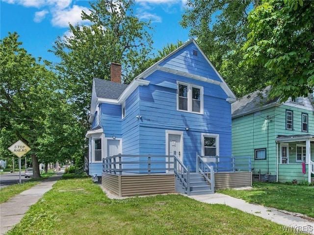 view of front of property featuring a front yard