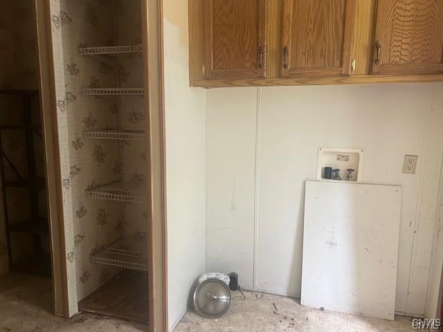 laundry room with cabinets and hookup for a washing machine