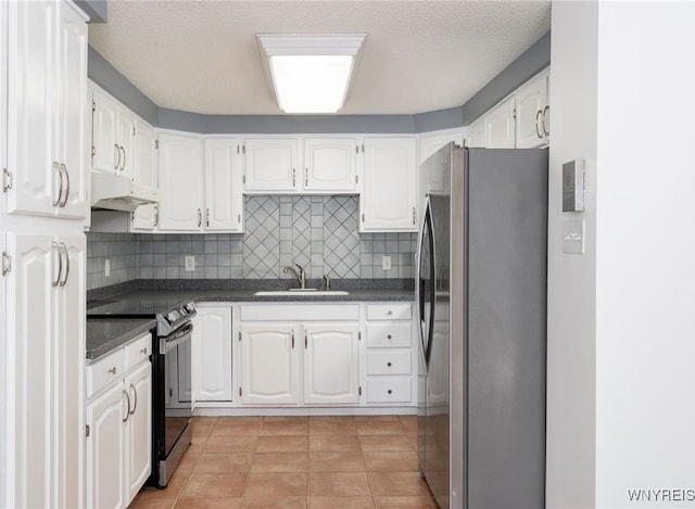 5293E Chestnut Ridge Rd Unit E, Orchard Park, NY 14127 - kitchen featuring freestanding refrigerator, black electric range, a sink, dark countertops, and under cabinet range hood