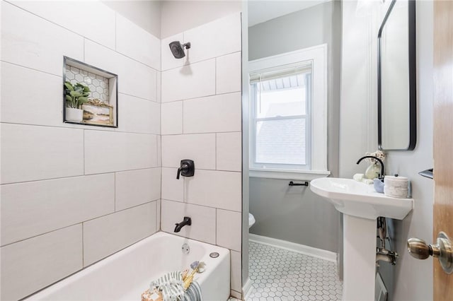 bathroom with tiled shower / bath and toilet