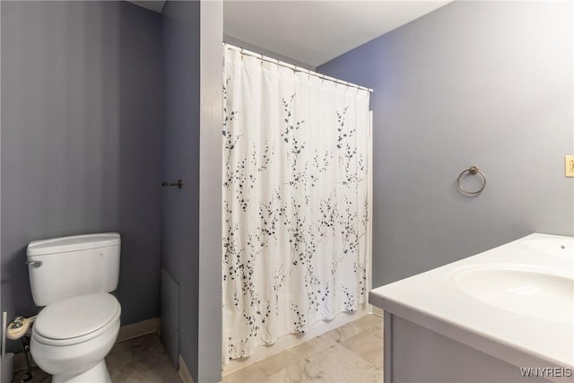 bathroom with a shower with curtain, vanity, and toilet