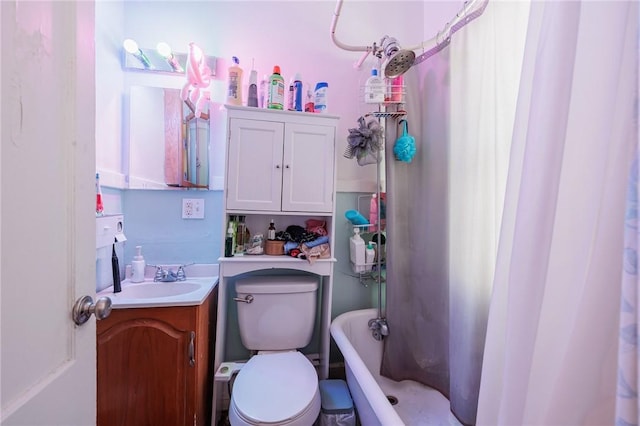 bathroom featuring a shower with curtain, vanity, and toilet