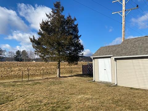 view of yard featuring an outbuilding