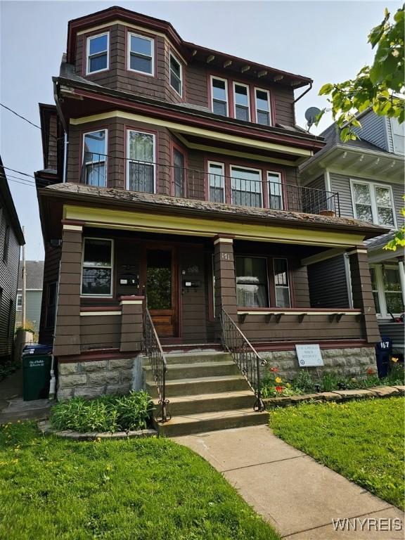 view of front facade featuring a front lawn and covered porch