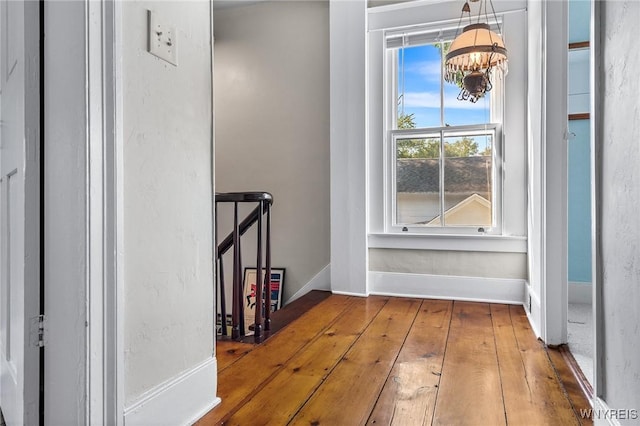 room details featuring an inviting chandelier and hardwood / wood-style floors