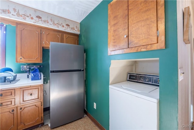 clothes washing area with washer / clothes dryer