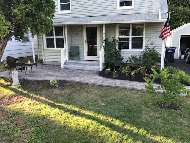 view of front of house with a front lawn