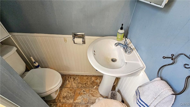 bathroom featuring toilet and sink