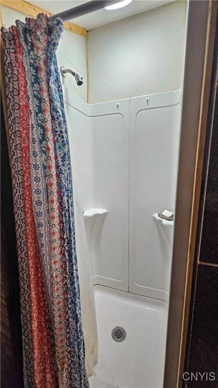 bathroom with curtained shower