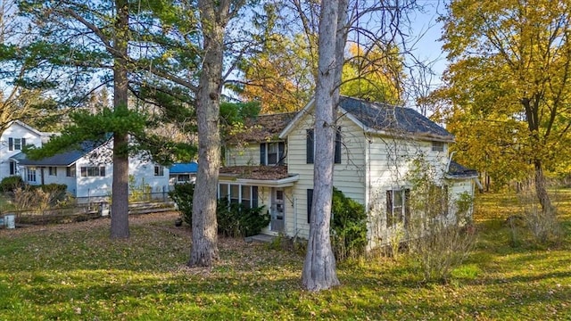 view of front of property featuring a front yard