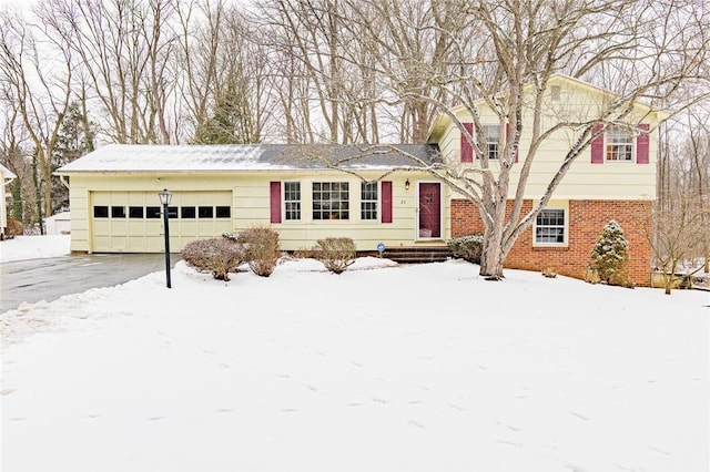 view of front facade featuring a garage