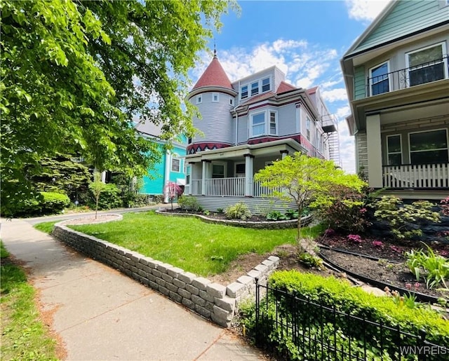 view of front facade featuring a front yard