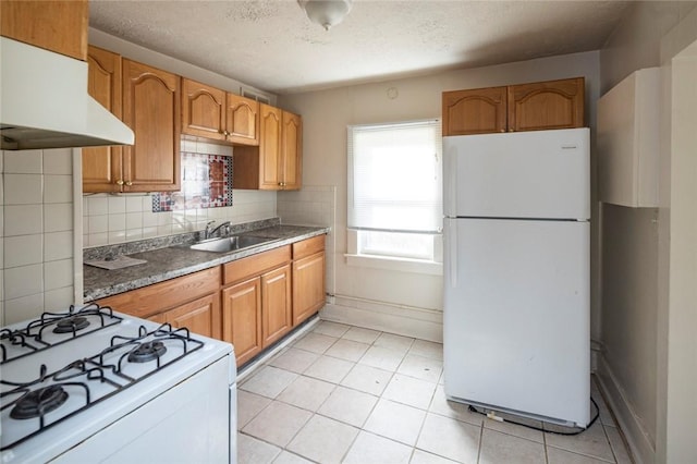 kitchen featuring sink, white appliances, range hood, a textured ceiling, and decorative backsplash