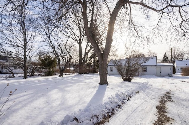 view of yard layered in snow