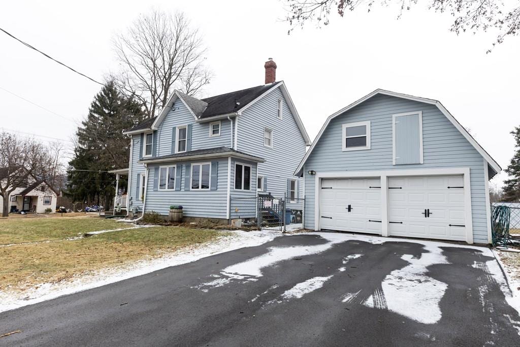 view of front of home with a front lawn