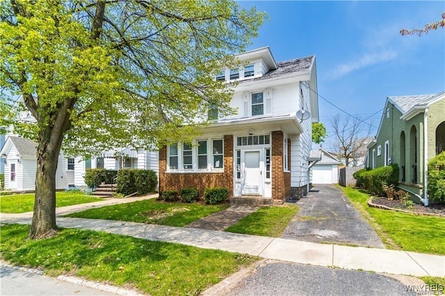 view of front of home featuring a garage and a front yard