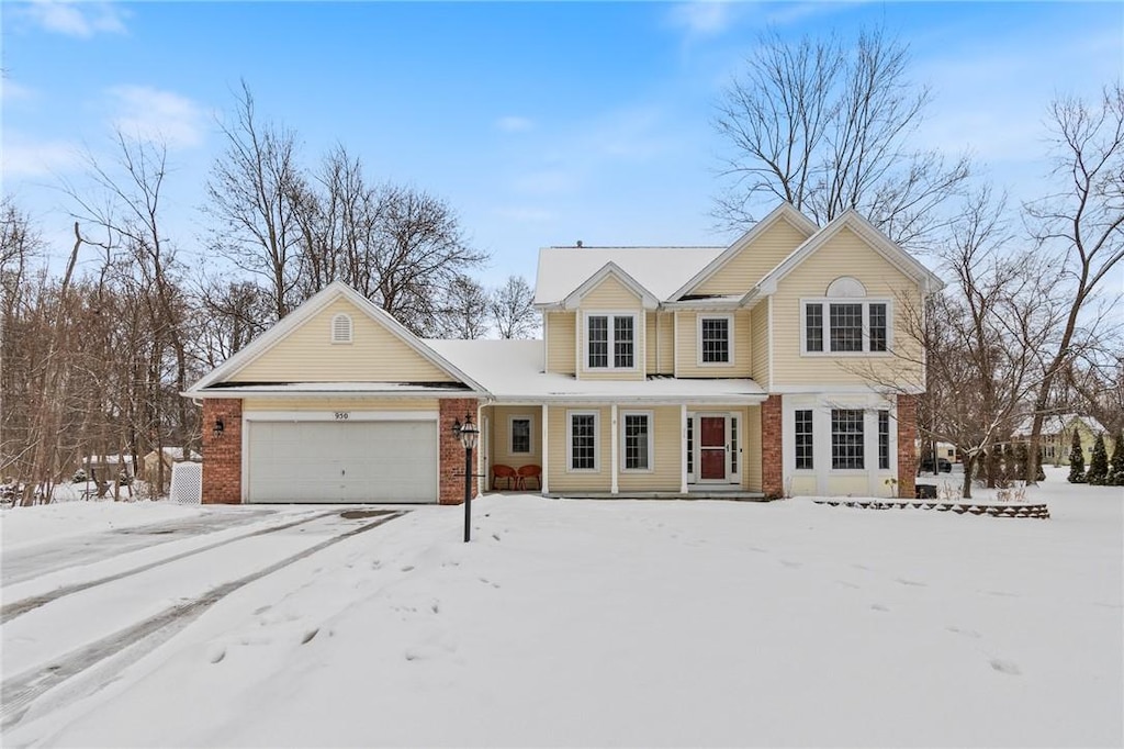 view of front property featuring a garage