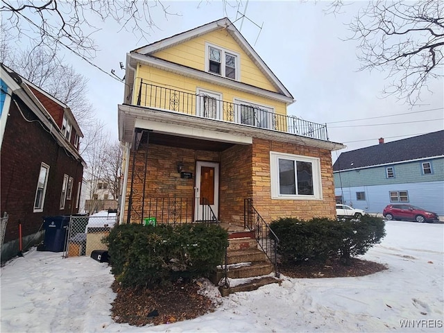 view of front of home featuring a balcony