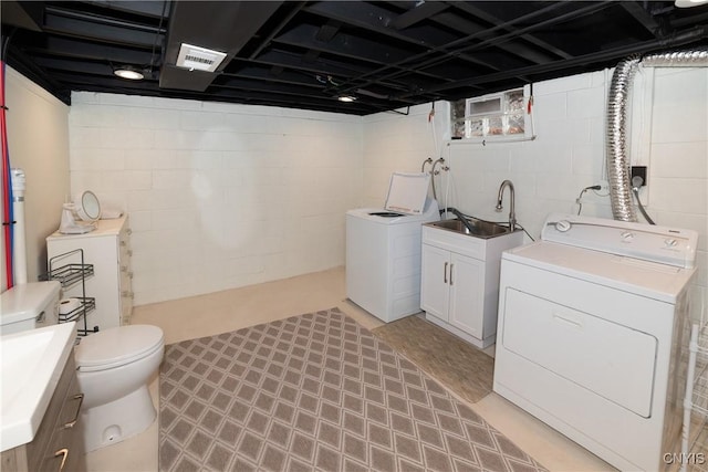 laundry room with sink and washing machine and clothes dryer