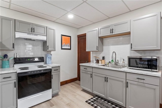 kitchen featuring sink, light wood-type flooring, range with electric stovetop, gray cabinets, and a drop ceiling