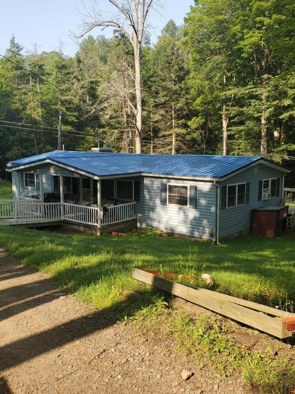 view of front of house with a porch and a front lawn