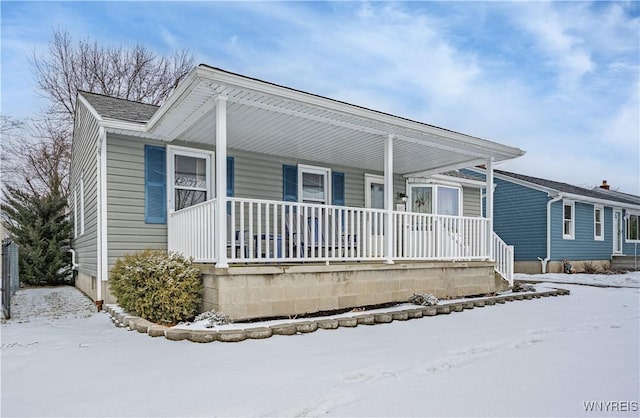 view of front of property featuring covered porch