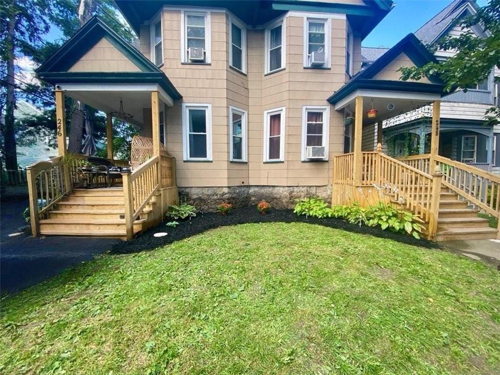 view of front of house featuring a porch and a front lawn