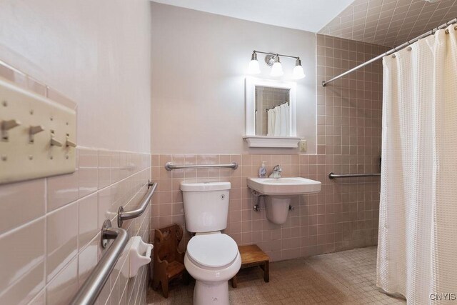 bathroom featuring toilet, tile walls, and a shower with shower curtain