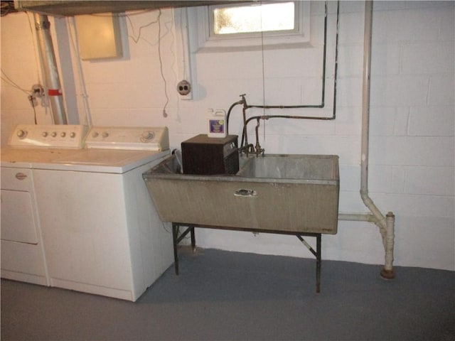 laundry area with sink and washer and clothes dryer