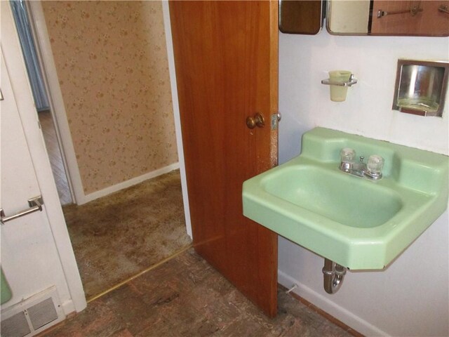 bathroom featuring sink