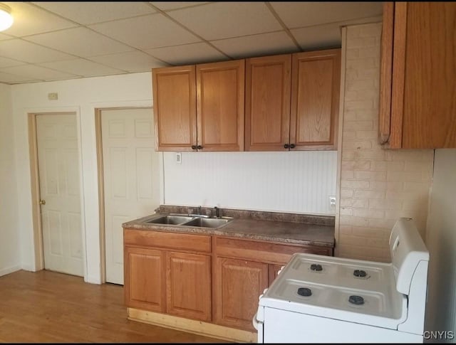 kitchen featuring wood-type flooring, white range oven, sink, and a drop ceiling