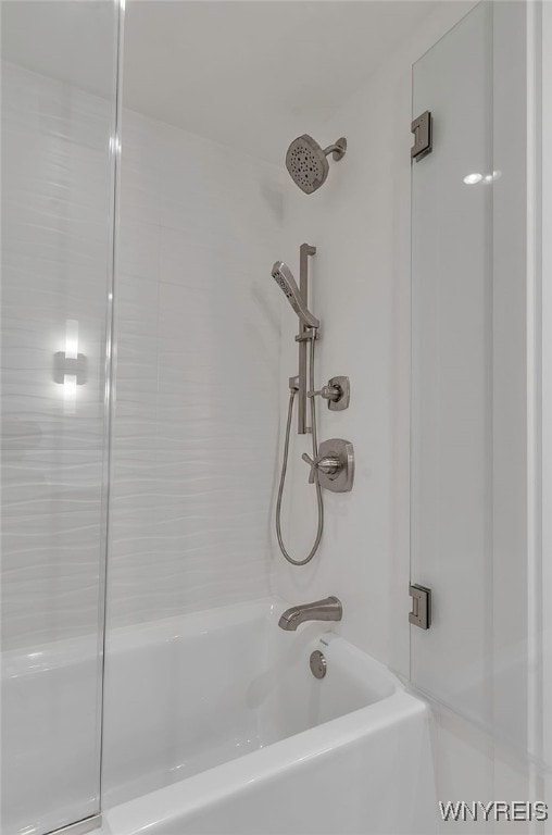 bathroom featuring tiled shower / bath