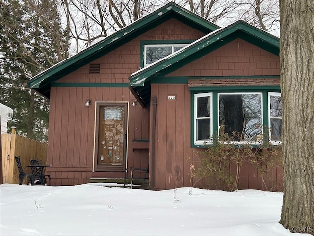 view of front of house featuring entry steps and fence