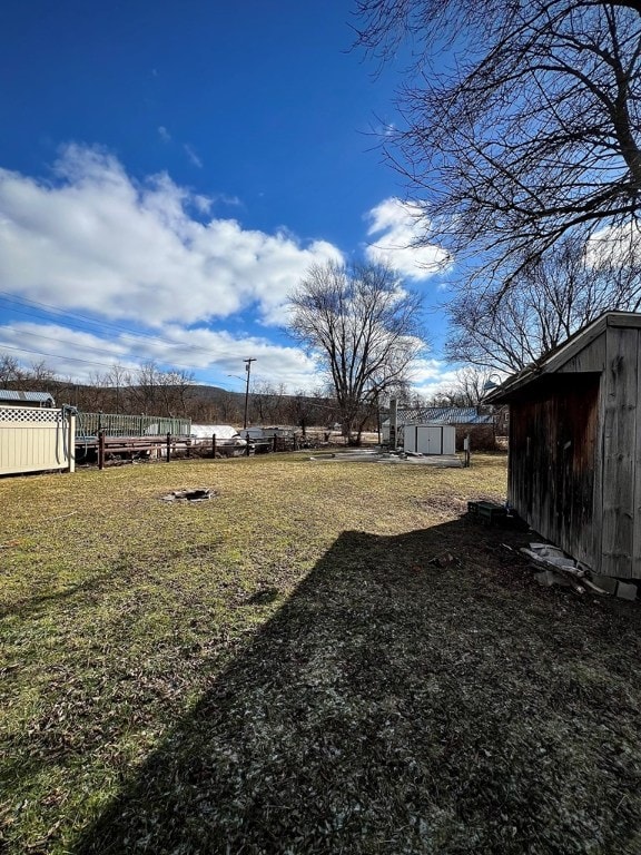 view of yard with a storage unit