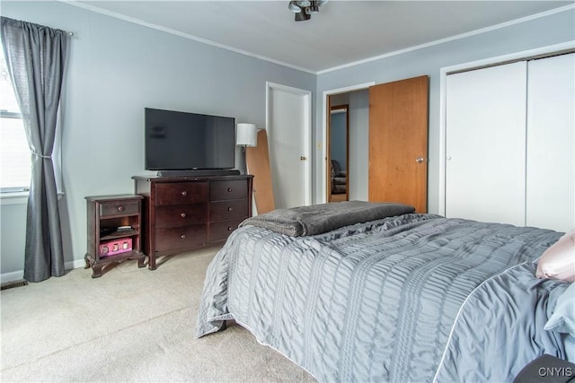 bedroom featuring crown molding, carpet flooring, and a closet