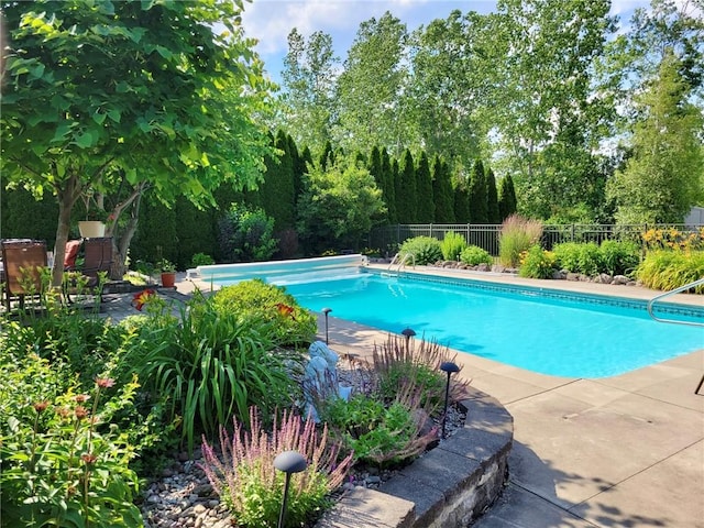 view of swimming pool