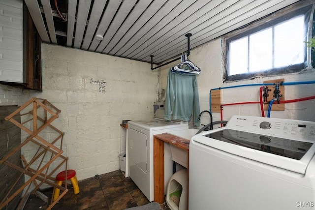 laundry area featuring washer and clothes dryer