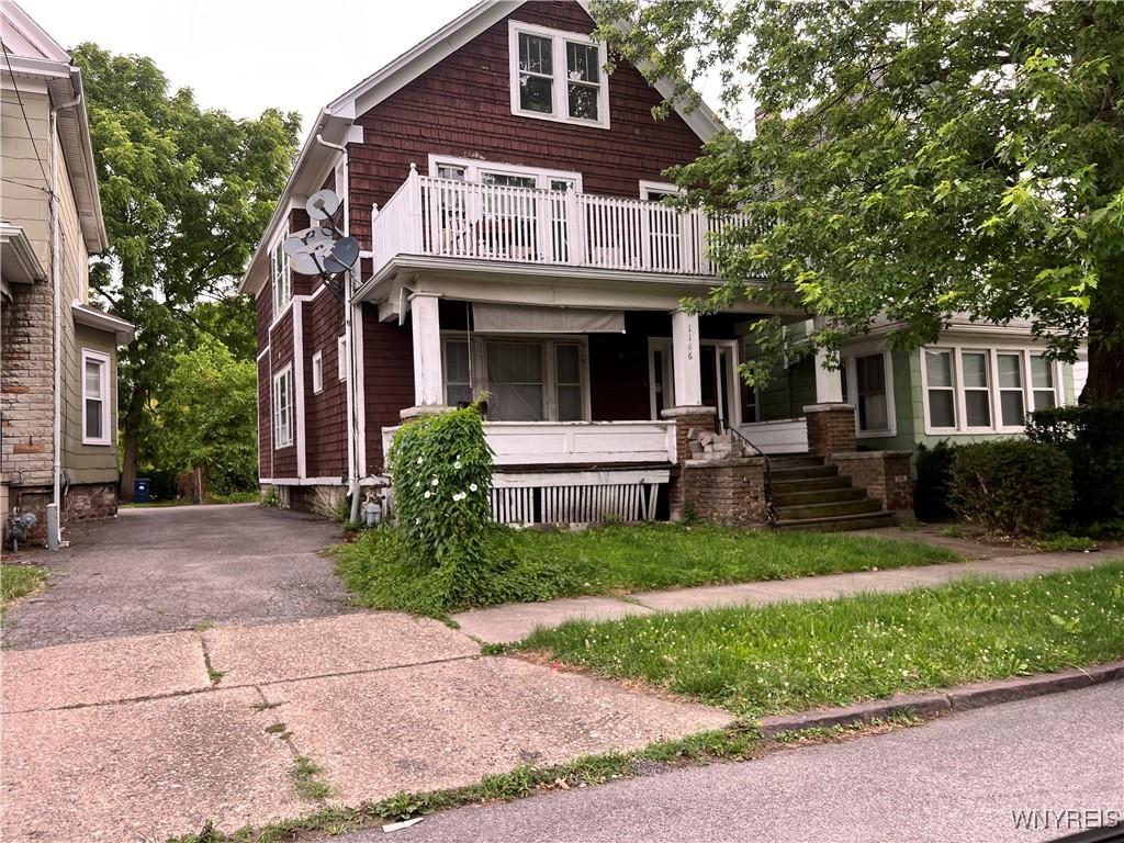 view of front of house with a balcony