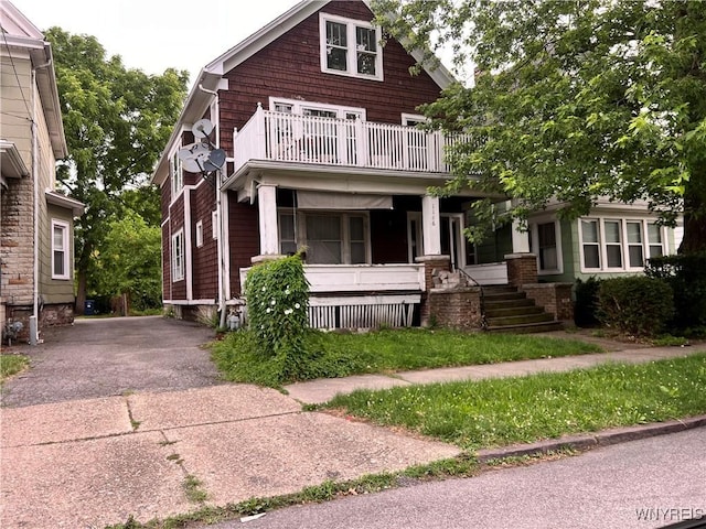 view of front of house with a balcony