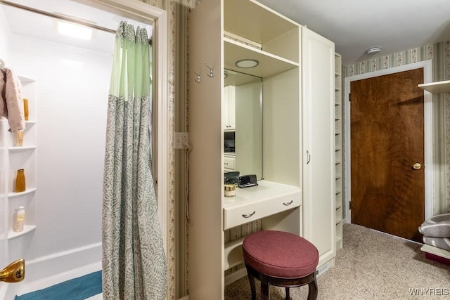 bathroom featuring shower / bath combo