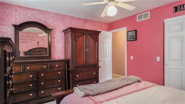 bedroom with ceiling fan