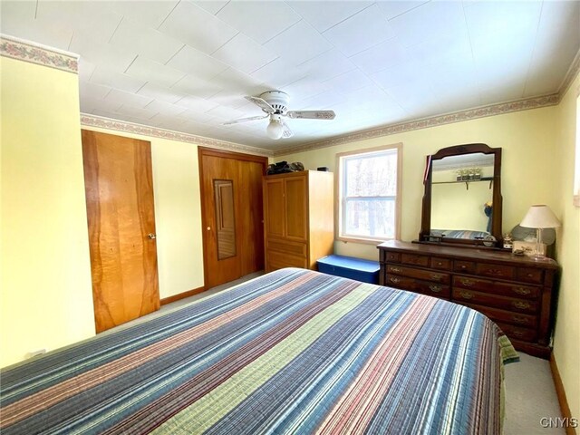 bedroom featuring crown molding, carpet, and ceiling fan