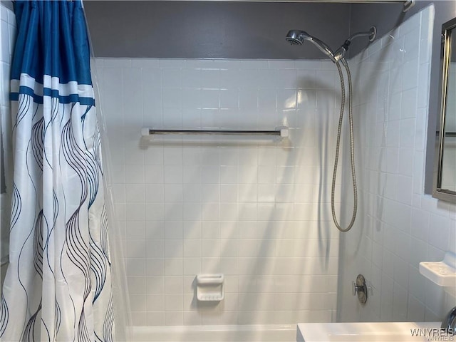 bathroom featuring shower / tub combo with curtain