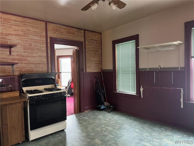 kitchen featuring range with gas stovetop and ceiling fan