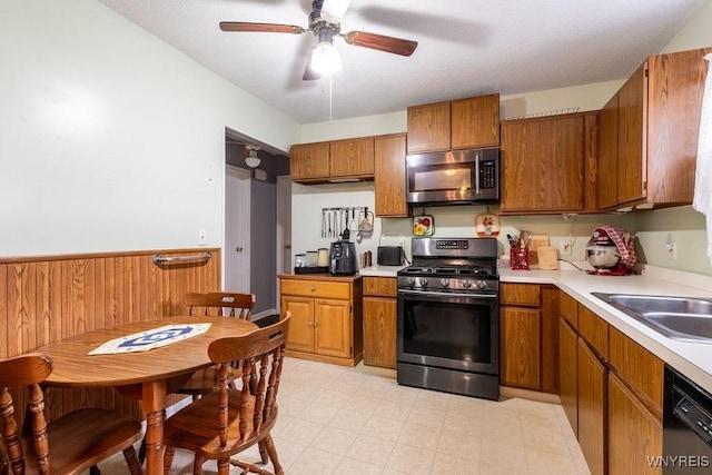 kitchen featuring sink, ceiling fan, and appliances with stainless steel finishes